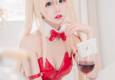 【麻豆app官网版】情感夜录：捕捉明星私会时那段低语，让夜色多了几分温柔